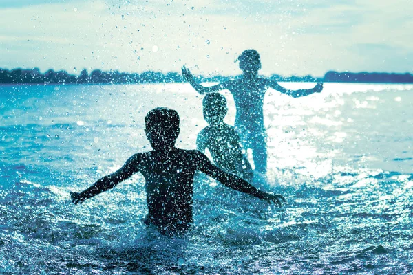 Sauter Dans Eau Les Enfants Amusent Éclaboussent Dans Eau Concept — Photo