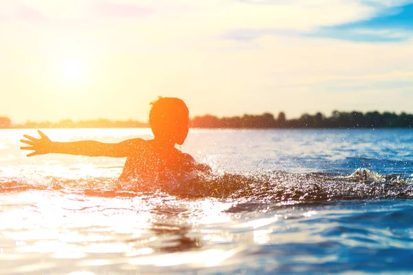 水の中に飛び込む 男の子は水の中で楽しさと水しぶきをしています 夏休みのコンセプト — ストック写真