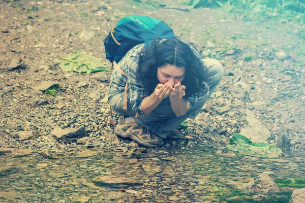 Mujer Viajera Lavándose Cara Con Agua Arroyo — Foto de Stock