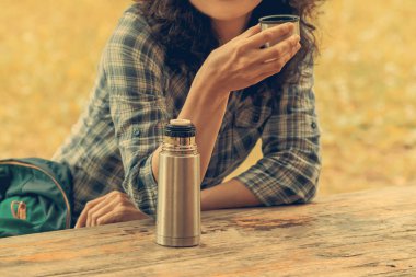 Bir termos kap gelen seyahat kadın içecekler