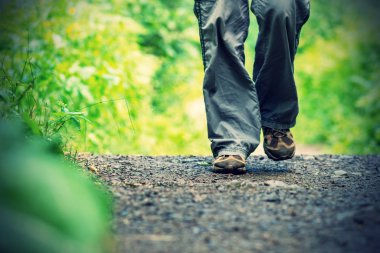 Yolda yürüyen gezgin, ayakları yakın çekim