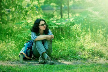 Bir termos kap gelen seyahat kadın içecekler