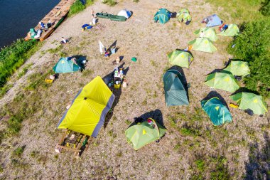 Sahilde kamp çadırları. Turistler durma da nehirde rafting