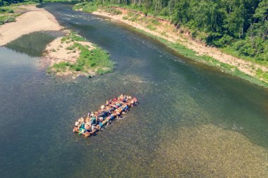 Nehirde rafting insanların üst görünümü. Su sporları, aşırı, tatil, tatil, turizm, nehir rafting