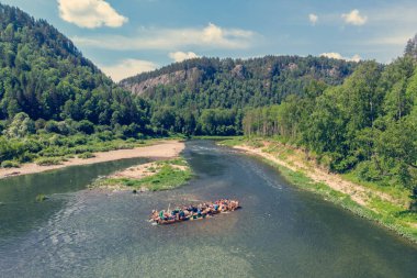 Nehirden aşağı rafting insanların üst görünümü