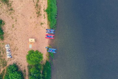 Sahilde kamp çadırları. Nehirde rafting