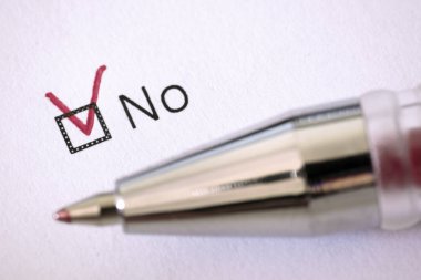 Anket. Kırmızı kalem ve yazıt No beyaz kağıt üzerinde onay işareti ile