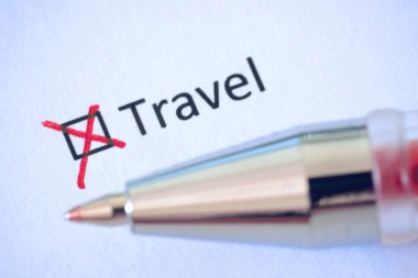 Anket. Kırmızı kalem ve yazıt Beyaz kağıt üzerinde haç ile seyahat