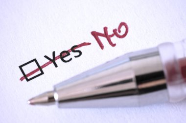 Anket. Kırmızı kalem ve beyaz kağıt üzerinde yazılı kelime Hayır ile yazıt Evet üstü