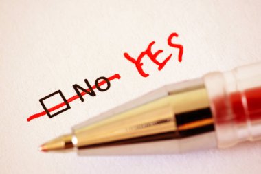 Anket. Kırmızı kalem ve beyaz kağıt üzerinde evet yazısı yakın yazılı ile yazıt Hayır üstü