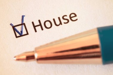 Anket - mavi kalem ve beyaz kağıt üzerinde onay işareti ile yazıt House