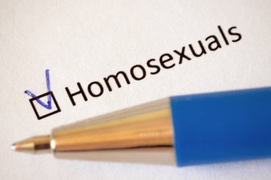 Anket. Mavi kalem ve yazıt Eşcinseller beyaz kağıt üzerinde onay işareti ile