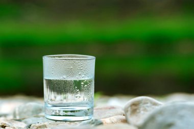 Doğa arka planda serin tatlı su bardağı