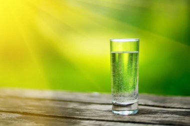 Açık havada ahşap bir masada serin tatlı su bardağı