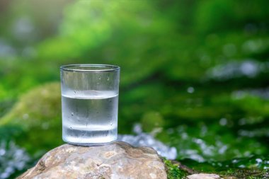 Doğa arka planda serin tatlı su bardağı