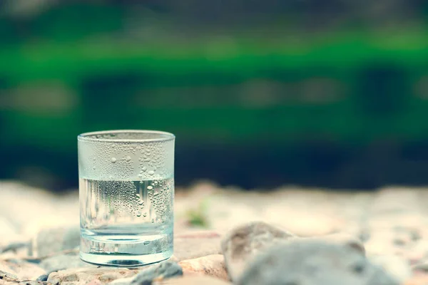 Bicchiere Acqua Fresca Fresca Sullo Sfondo Della Natura — Foto Stock