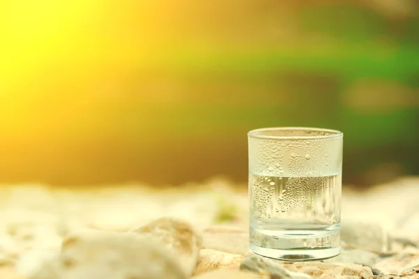 Bicchiere Acqua Fredda Sullo Sfondo Della Natura — Foto Stock