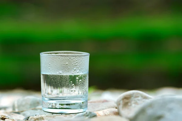 Bicchiere Acqua Fresca Fresca Sullo Sfondo Della Natura — Foto Stock