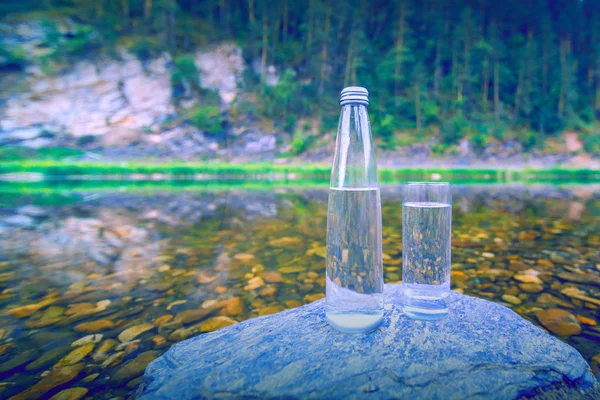 Bottiglia Vetro Con Acqua Potabile Fresca Sullo Sfondo Della Natura — Foto Stock
