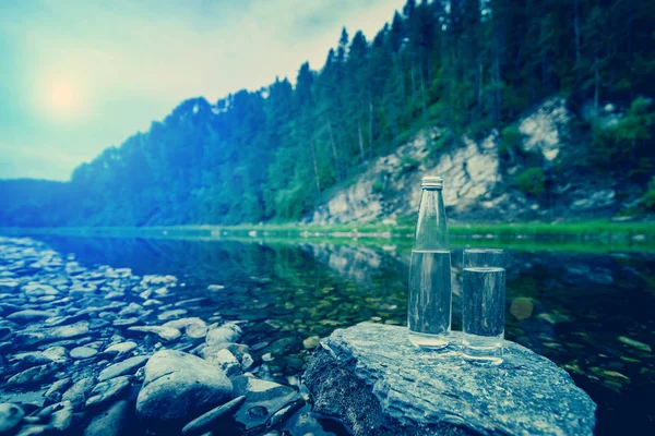 Бутылка Стакан Свежей Прохладной Водой Фоне Природы — стоковое фото