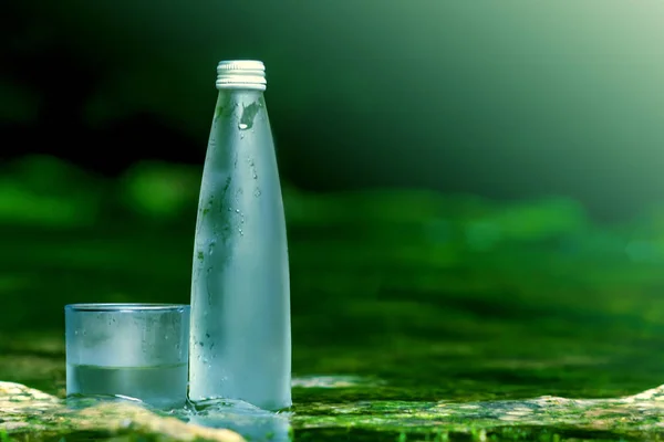 Bottiglia Vetro Con Acqua Fresca Fresca Sullo Sfondo Della Natura — Foto Stock