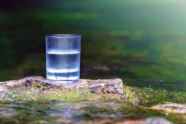 Bicchiere Acqua Fresca Fresca Sullo Sfondo Della Natura — Foto Stock