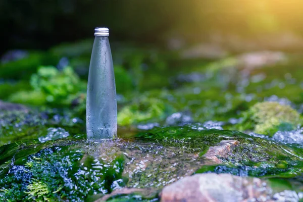 Стеклянная Бутылка Свежей Прохладной Водой Природе — стоковое фото