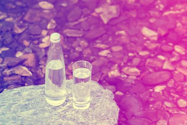 Fles Glas Met Vers Koelwater Natuur Achtergrond — Stockfoto
