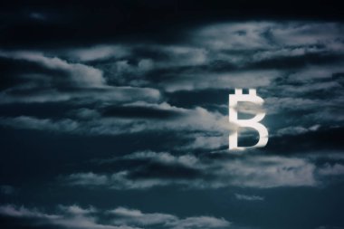 Yaz bulutlu gökyüzü. Karanlık gökyüzü