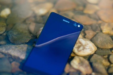modern smartphone tatlı suya atılmış