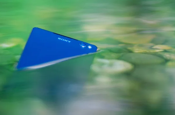 Close Van Moderne Smartphone Water Gegooid — Stockfoto