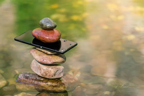 Sudaki Taşların Akıllı Telefonun Dengesi — Stok fotoğraf