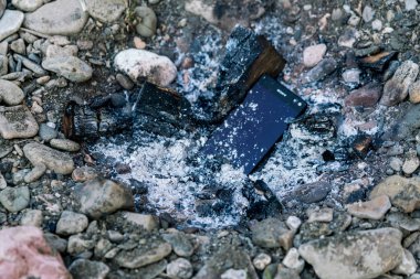modern akıllı telefon şenlik ateşine atılmış