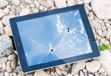 Kayaçlarda kırık dokunmatik ekranlı Tablet Pc