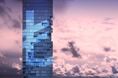 Modern cam gökdelen bulutlu gökyüzü arka plan üzerinde