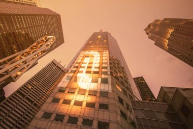 Alt görünümü modern gökdelenin alacakaranlık. İş merkezleri