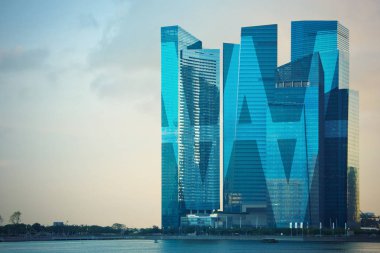 Singapur gökdelen günbatımı ışık