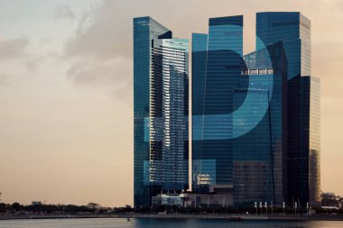 Singapur gökdelen günbatımı ışık