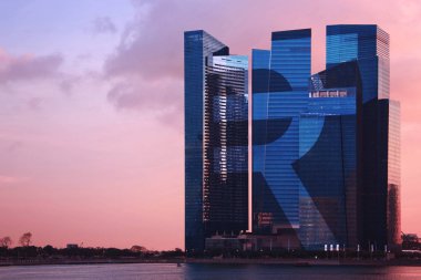 Singapur gökdelen günbatımı ışık