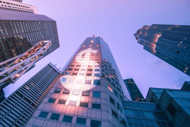 Alt görünümü modern gökdelenin alacakaranlık. İş merkezleri