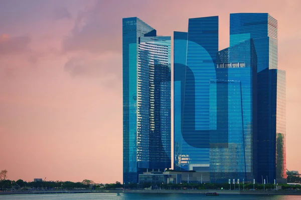 Rascacielos de Singapur a la luz del atardecer — Foto de Stock