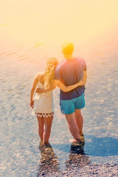 Счастливая Молодая Пара Обнимается Пляже — стоковое фото