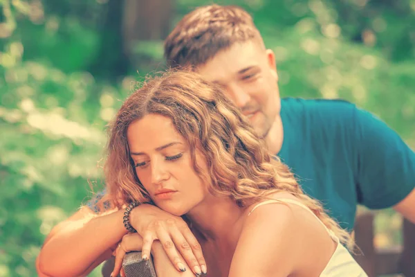 Man Het Meisje Twireled Buiten Jong Stel Ruzie Terwijl Zittend — Stockfoto