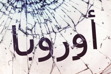 Kırık camüzerinde Arap metin 