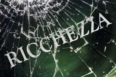 Kırık camüzerinde İtalyanca metin 