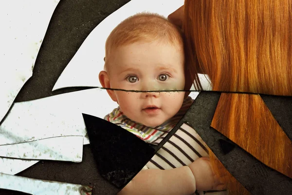 Mãe segura seu bebê em reflexo de lascas . — Fotografia de Stock