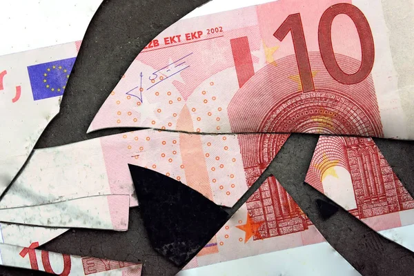 Euro sedel skära på delar. — Stockfoto