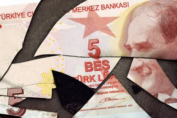 La banconota di Lira è tagliata su parti . — Foto Stock