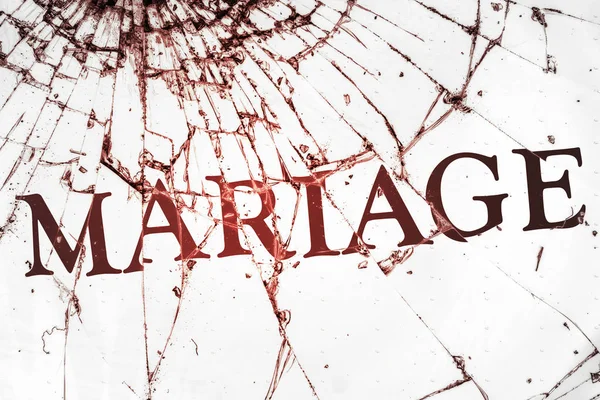De Franse tekst "huwelijk" op het gebroken glas. — Stockfoto