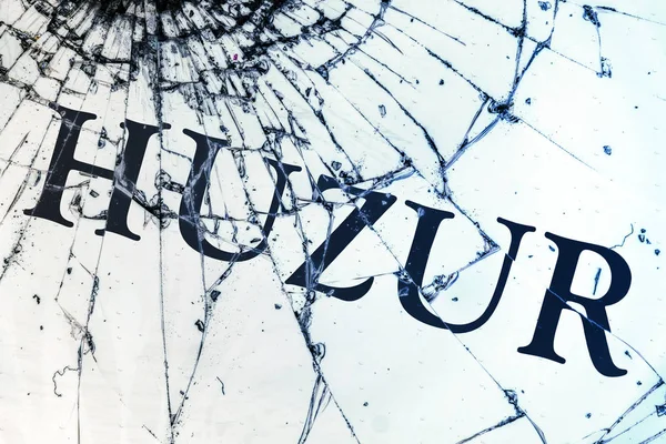 The Turkish text "Tranquility" on the broken glass. — Stock Photo, Image